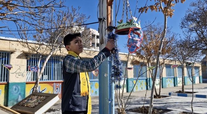 نواختن زنگ انقلاب در دبستان فردوسی بروجن