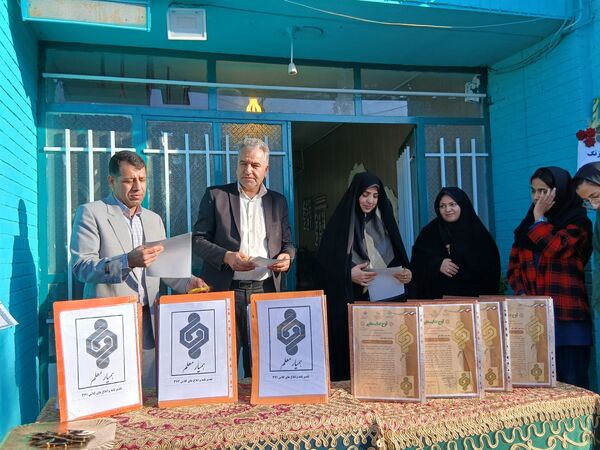  تجلیل از همیاران معلم در دبیرستان فاطمیه
