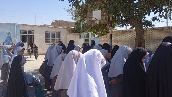 برپایی نماز جماعت  در دبستان شهید نجفی فدافن 