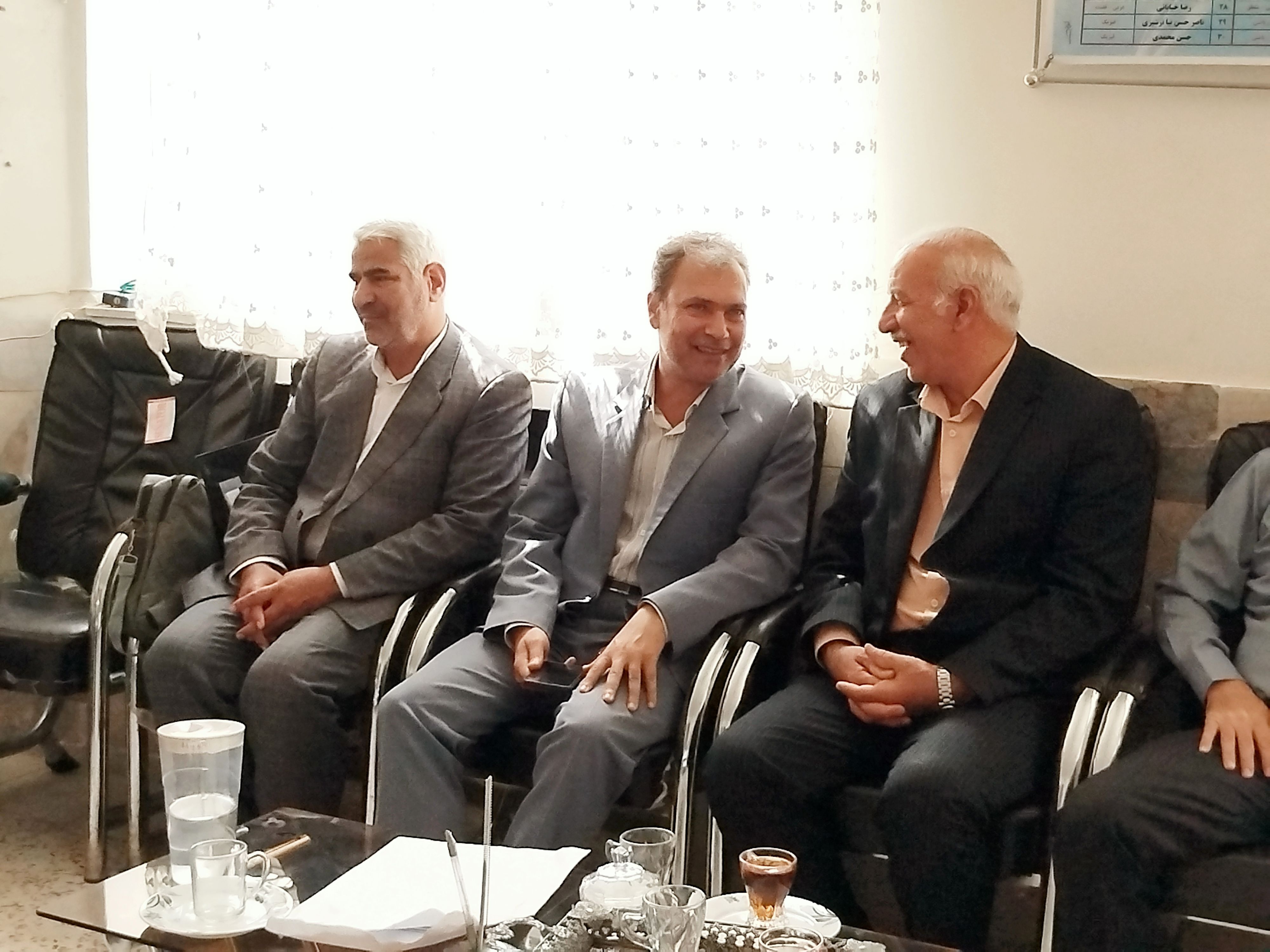 بازدید معاون پرورشی و تربیت بدنی آموزش و پرورش کاشمر از دبیرستان امام حسین (ع) 