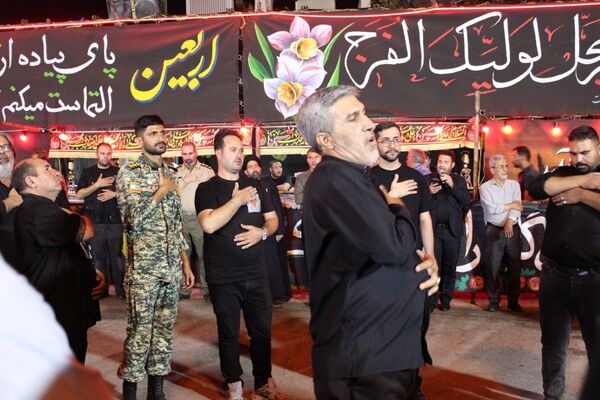 دانش‌آموزان در موکب دانش‌آموزی عشاق‌الحسین از زائرین کربلای معلی پذیرایی کردند