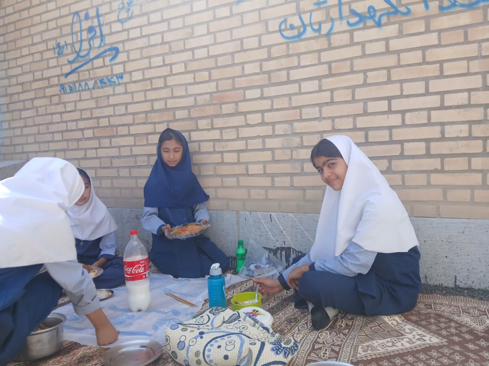 بازارچه درون مدرسه در دبستان دخترانه شهید احمد خاقانی شیروان