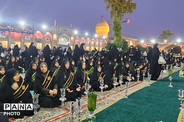 آیین لاله‌گردانی در شام غریبان امام رضا(ع)