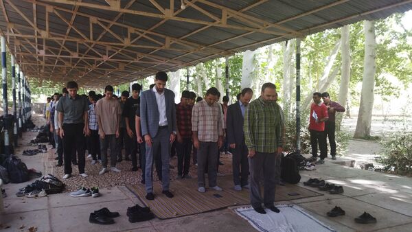 اولین نماز جماعت پایه دهمی ها همراه با کادر دبیرستان شاهد ابوذر غفاری 
