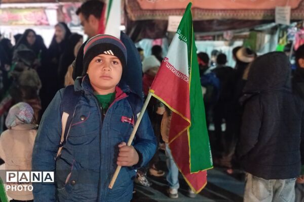 اینجا دانش‌آموزان و فرهنگیان میدان‌داری می‌کنند