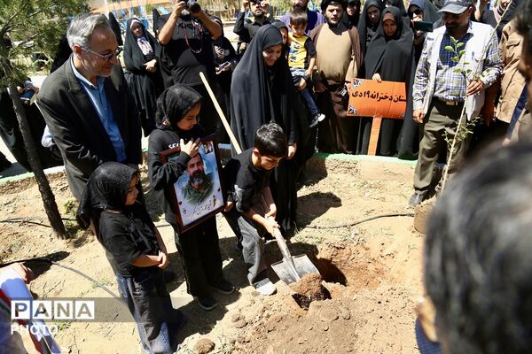 آیین کاشت 168 نهال به یاد دانش‌آموزان شهید میناب در اردوگاه 15خرداد قم