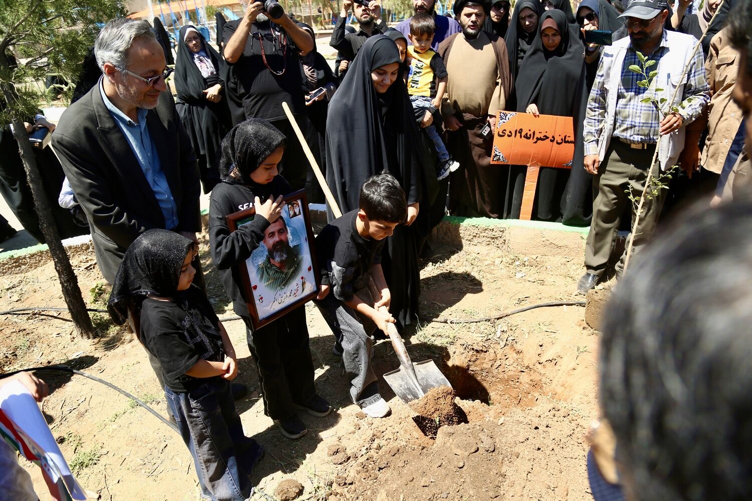 آیین کاشت 168 نهال به یاد دانش‌آموزان شهید میناب در اردوگاه 15خرداد قم