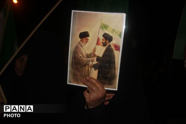 نگاهی به سیمای نورانی رهبر شهید در دست مردم