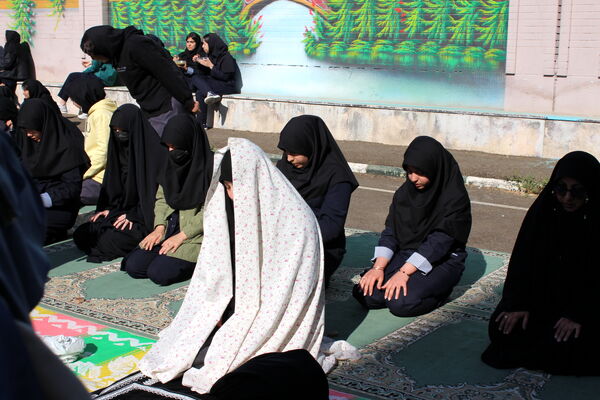 توزیع آش نذری ایام فاطمیه در دبیرستان سردار شهید قاسم سلیمانی