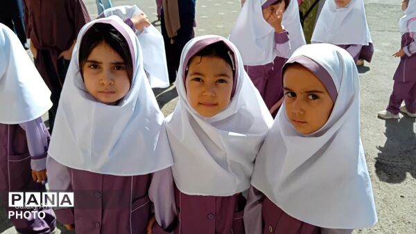 جشن شکوفه ها در مدرسه ی شهید اسماعیل اسدی