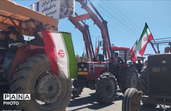 حرکت کاروان «تراکتورها» در شهر جعفریه قم 