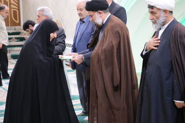حضور با شکوه دانش‌آموزان و فرهنگیان در مراسم پر فیض نماز جمعه آباده در آستانه روز دانش‌آموز