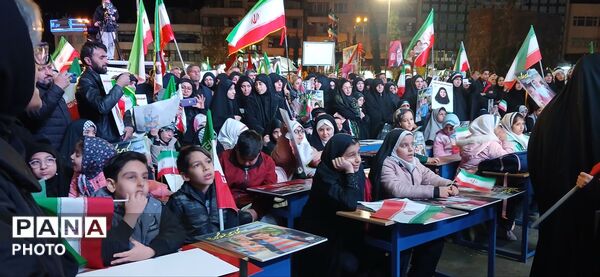 تجمع شهروندان در چهلم کودکان میناب کنار دیوارنگاره میدان انقلاب