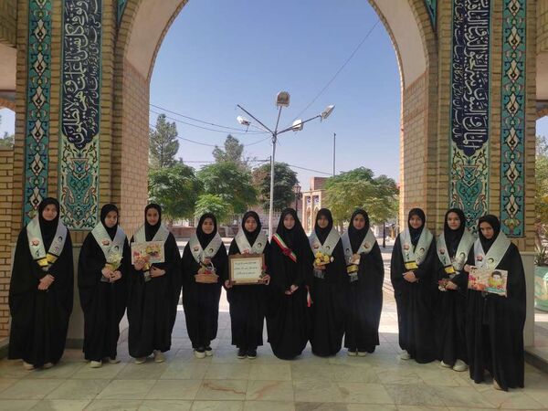 غبار روبی مزار شهدا شهرستان خلیل آباد توسط دانش آموزان بسیجی اموزشگاه مرحوم پاکدل 