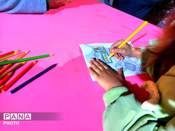 کودکان هم پای والدین در تجمعات شبانه