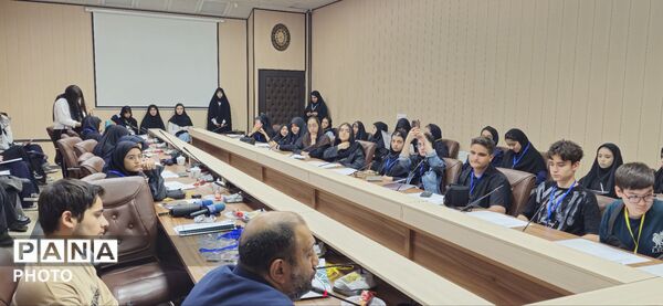 نشست هماهنگی دانش‌آموزان نخبه عکاس استان البرز با موضوعیت پویش «باید برخاست» 