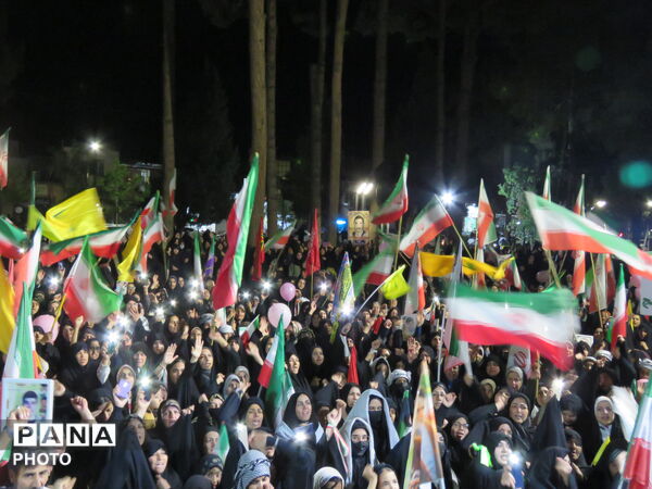 رژه دختران جان فدا همزمان با سراسر کشور در شهرستان خلیل آباد 
