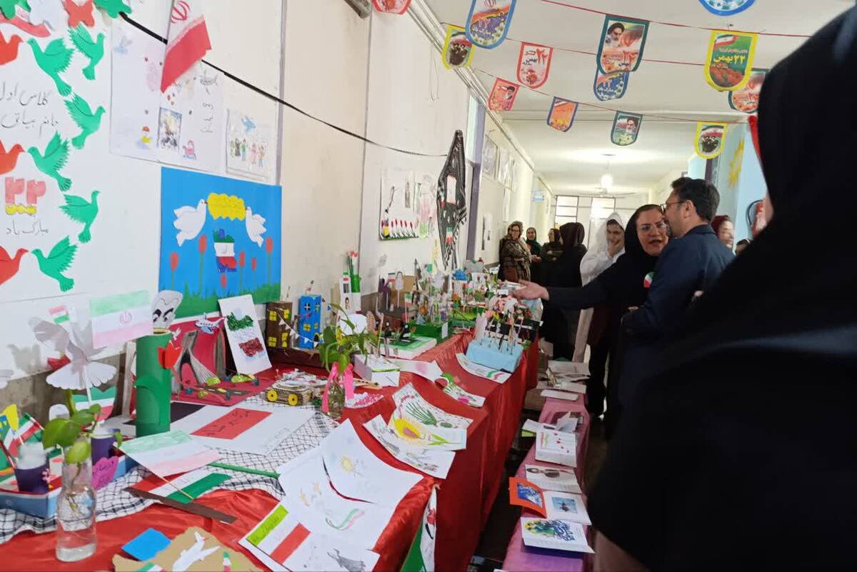 مراسم دهه فجر و برگزاری نمایشگاه دست‌سازهای دانش‌آموزی در دبستان شیخ کلینی