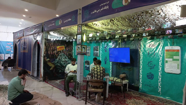آماده‌سازی غرفه‌های نمایشگاه هفته دفاع مقدس استان قم