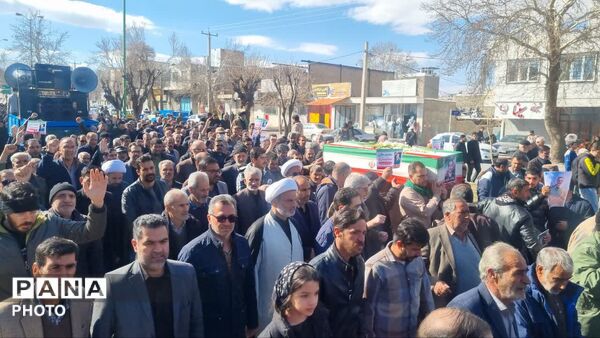 نهاوند فرزندان شهیدش را در آغوش گرفت