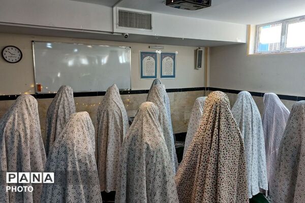 برگزاری نماز جماعت در مدرسه پرنیان