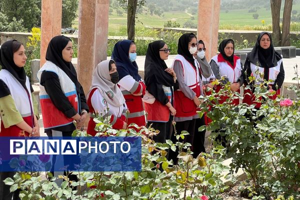 ادای احترام جمعیت هلال‌احمر بانه به شهدا در هفته هلال‌احمر
