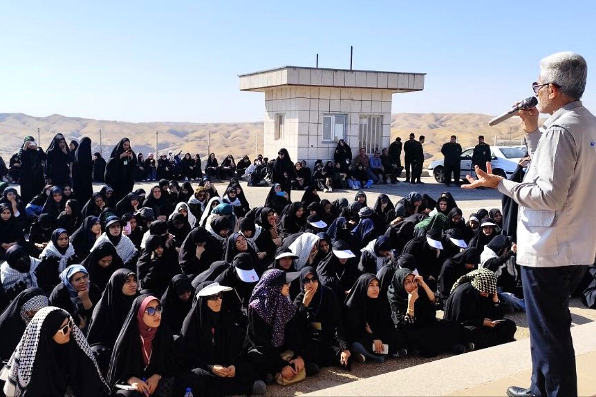 اولین روز حضور دانش‌آموزان دختر منطقه کهریزک در یادمان ‌های مناطق عملیاتی جنوب ایران