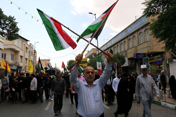 راهپیمایی نمازگزاران جمعه قم در محکومیت جنایات اردوگاه «النصیرات»