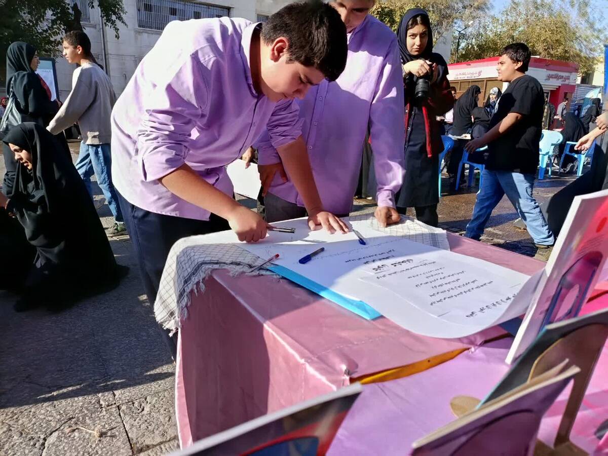 حضور دانش آموزان شیرازی درغرفه‌های فرهنگی راهپیمایی 13 آبان