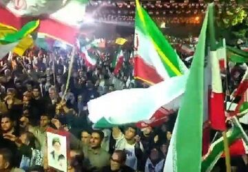 مردم شب‌ها برای دفاع از کشورشان به میدان می‌روند