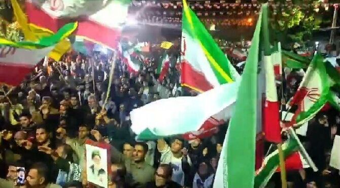 مردم شب‌ها برای دفاع از کشورشان به میدان می‌روند