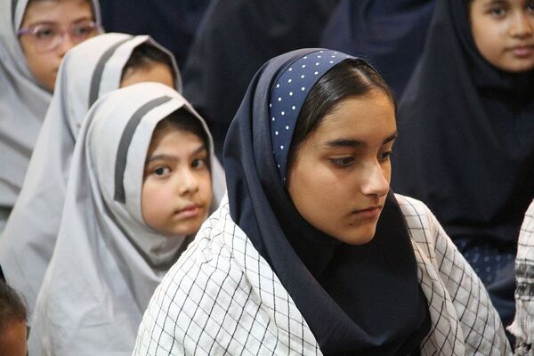 اهدا لوازم تحریر به دانش‌آموزان کم برخوردار در دبستان شهید خبره فرشچی ناحیه یک شهرری