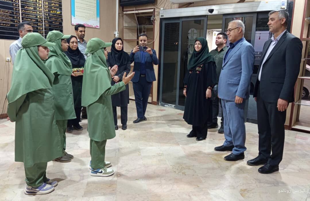 استقبال گرم دانش‌‌آموزان محیط‌بان بندرعباسی از رئیس سازمان حفاظت محیط زیست