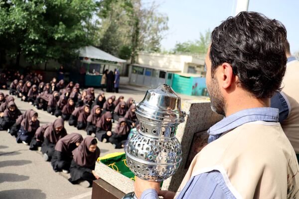 افتتاح چایخانه‌ای برای ادای احترام به حضرت رضا(ع) در دبیرستان دخترانه مطهره منطقه ۱۴