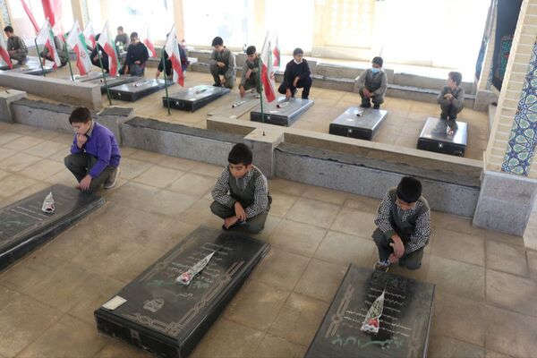 مدرسه باقرالعلوم (ع) فیروزکوه میزبان مراسم پرشور گلباران مزار شهدا با حضور مسئولان شد