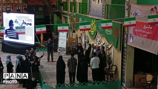 جشن بیست‌وهفتمین سالگرد تاسیس سازمان دانش آموزی توسط پیشتازان یزدی