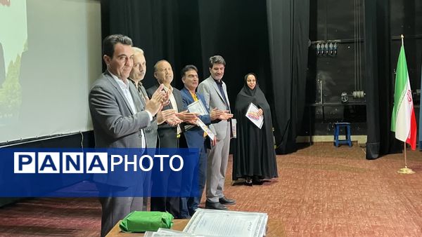 تجلیل از برترین‌های آموزشی و پرورشی دبیرستان نمونه آیت‌الله خامنه‌ای کاشمر