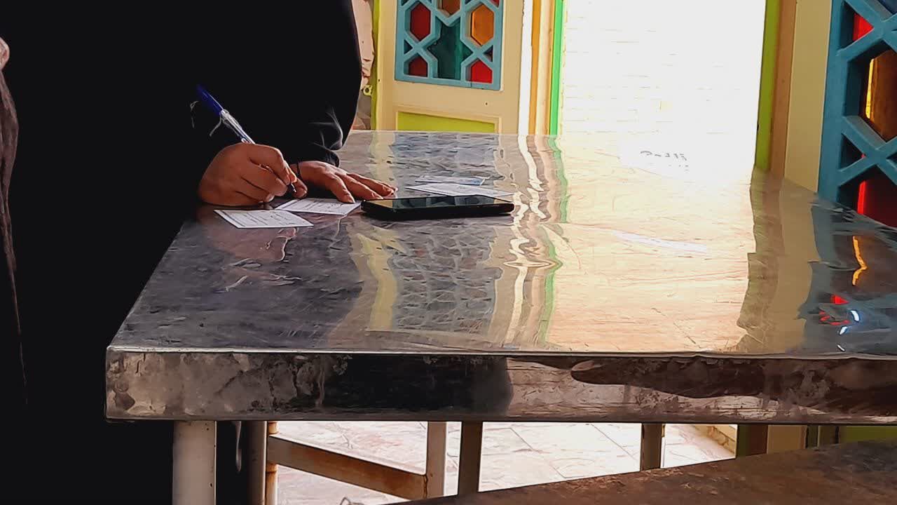 حضور شورآفرین مردم شهرستان راور در پای صندوق‌های رای