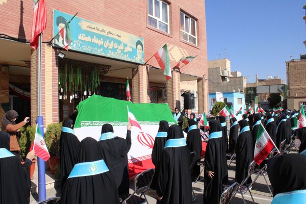 جوشش غیرت و همدلی دانش‌آموزان رباط‌کریم در مراسم وطن‌یار