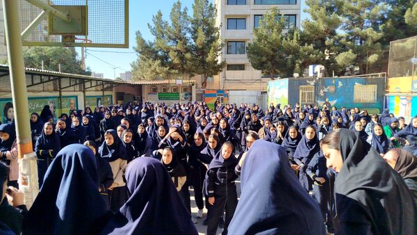 مسابقات ورزشی به مناسبت هفته بهداشت و روان در دبیرستان پیرایش یک