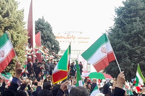 پرچمی که به عشق ایران به اهتزاز درمی‌آید