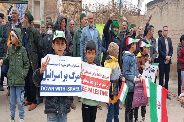 حضور کودکان و دانش آموزان در راهپیمایی یوم‌الله ۲۲بهمن در شهر بار نیشابور