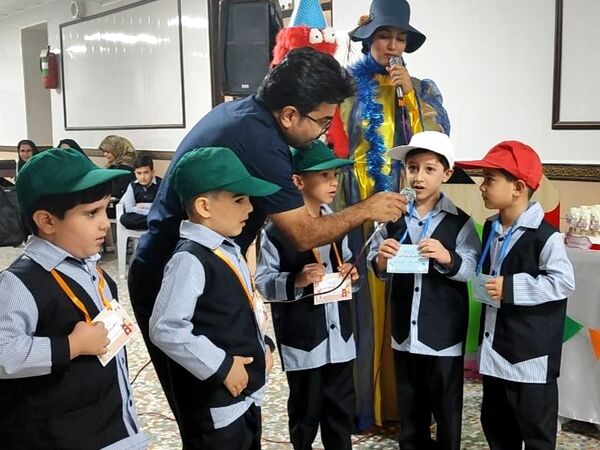 آیین جشن شکوفه‌ها در دبستان شاهد شهید بهنام محمدی ناحیه 2 کرج 