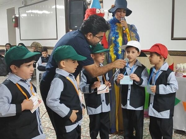 آیین جشن شکوفه‌ها در دبستان شاهد شهید بهنام محمدی ناحیه 2 کرج 