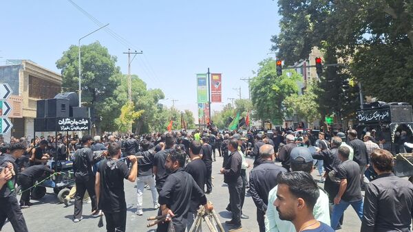 عزاداری ظهر  عاشورا در خیابان‌های شهر نیشابور 