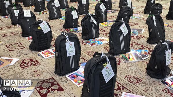 اهدای۳ هزار بسته لوازم‌التحریر به یاد دانش‌آموزان شهید میناب