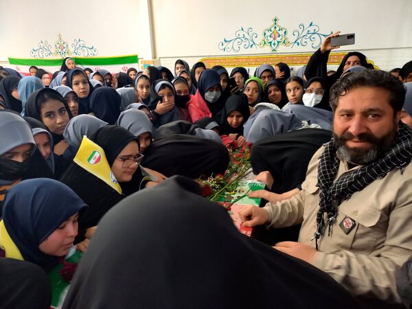 استقبال گرم دانش آموزان از پیکر شهید گمنام در دبیرستان امجدی یک ناحیه ۵ 