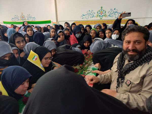 استقبال گرم دانش آموزان از پیکر شهید گمنام در دبیرستان امجدی یک ناحیه ۵ 