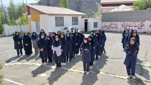 نواخته شدن زنگ سپاس معلم در دبیرستان زینبیه بلده