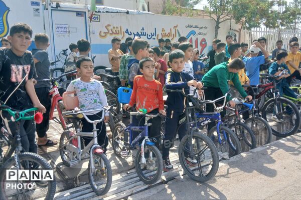 رکاب‌زنی دوچرخه سواران همزمان با گرامیداشت هفته نیروی انتظامی و روز جهانی کودک